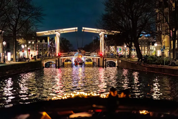 Luxe elektrische boot met Floating Amsterdam kussens