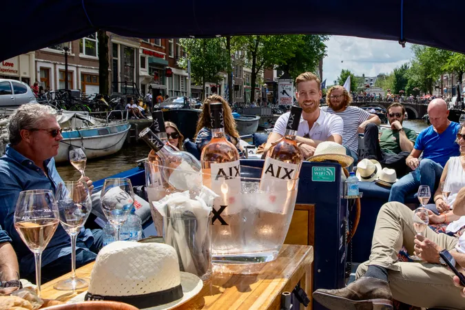 Luxuriöses Bootsinterieur auf den Amsterdamer Grachten