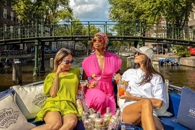 Floating Amsterdam boot op de grachten