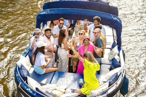 Feest op een privéboot