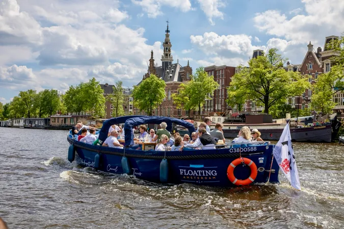 Amsterdamse grachtenpanden vanaf het water
