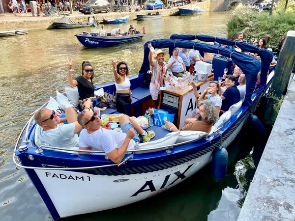 Privates Boot auf den Amsterdamer Grachten