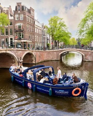 AIX Rosรฉ rondvaart op de Amsterdamse grachten