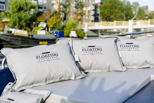 Grachten van Amsterdam bij avondlicht