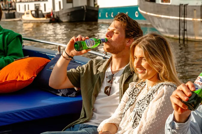 Gäste genießen Drinks auf einer Grachtenfahrt