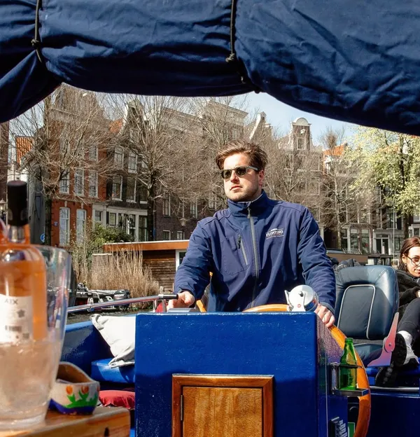 De mensen achter de boten